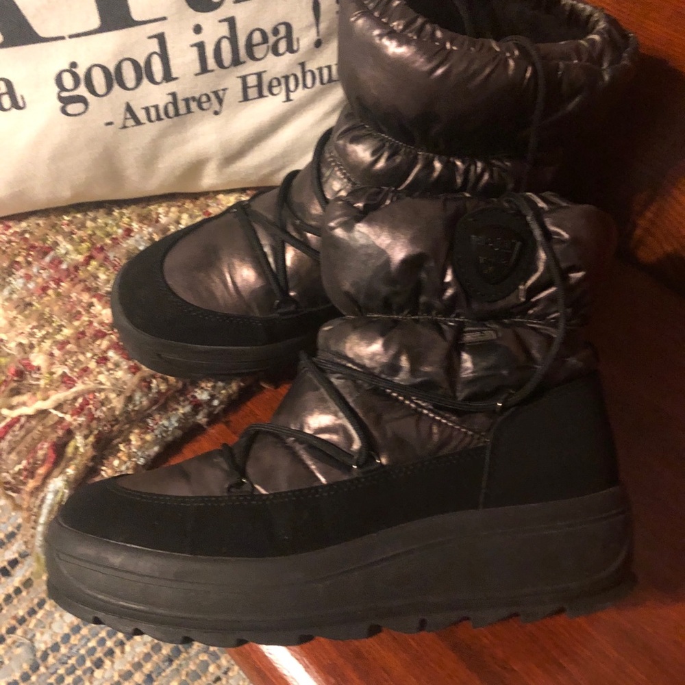Women's Metallic Black Puffer Winter Boots
Pajar Taya High 
Size US 10/EU 41